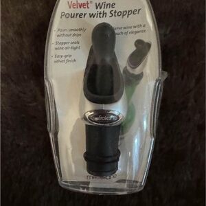Metrokane velvet wine pourer and stopper